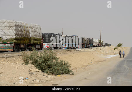 Ägypten, Farafra oasis, LKW Transport Kartoffeln und Heu aus Wüste Farmen für Export/AEGYPTEN, Farafra, LKW transportiert Kartoffeln und Heu von Wuestenfarmen fuer den Export Stockfoto