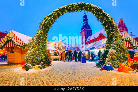 Schöne Eingang zum Weihnachtsmarkt auf Riga neue Stockfoto