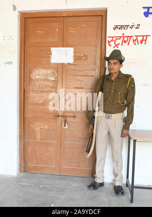 Sicherheit Personal stand gaurd außerhalb einer Tresorraum, wo Elektronische Wahlgeräte (EVM) nach dem Civic Körper Umfragen, bei Beawar, Indien gehalten werden. Stockfoto