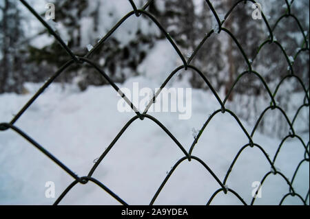 Zaun Gitter Verkettung im Winter. Rhombische stahl Muster. Stockfoto