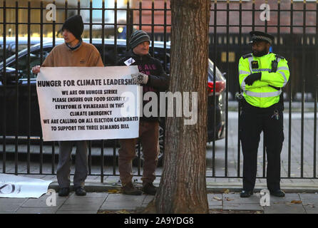 Aussterben Rebellion Demonstranten im Hungerstreik außerhalb Konservative Partei mit Sitz in London. PA-Foto. Bild Datum: Montag, November 18, 2019. Photo Credit: Aaron Chown/PA-Kabel Stockfoto