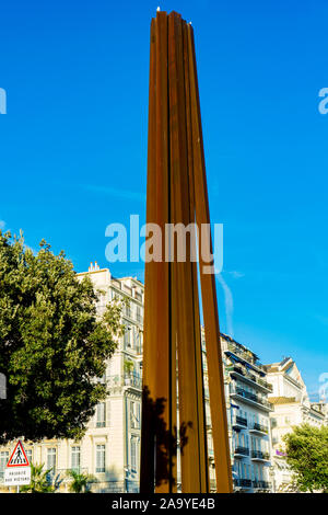 Nizza, Frankreich - OKTOBER 6, 2019: Nicht identifizierte Personen von Neuf Linien bauchmuskel Denkmal in Nizza, Frankreich. Dieser Stahl Denkmal auf der Promenade des Anglais Stockfoto
