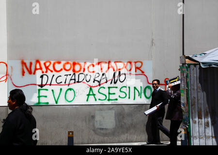 La Paz, Bolivien, 18. Oktober 2019. Graffiti "Narco Dictator, keine Diktatur, Evo Killer" an der Wand des Gebäudes im Zentrum von La Paz. Bolivien hat am 20. Oktober Präsidentschaftswahlen abgehalten, eine anschließende Untersuchung der OAS bestätigte eine große Anzahl von Unregelmäßigkeiten und präsident Evo Morales trat am 10. November zurück. Stockfoto