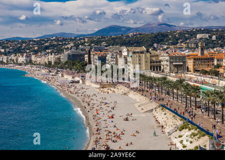 Nizza, Frankreich - OKTOBER 6, 2019: Nicht identifizierte Personen am Strand und der Promenade des Anglais an der französischen Riviera in Nizza, Frankreich. In nie Es gibt 15. Stockfoto