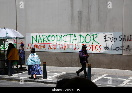 La Paz, Bolivien, 18. Oktober 2019. "Narco Dictator, die Erde wird Ihre Überreste erbrechen" Graffiti an der Wand des Gebäudes im Zentrum von La Paz. Bolivien hat am 20. Oktober Präsidentschaftswahlen abgehalten, eine anschließende Untersuchung der OAS bestätigte eine große Anzahl von Unregelmäßigkeiten und präsident Evo Morales trat am 10. November zurück. Stockfoto