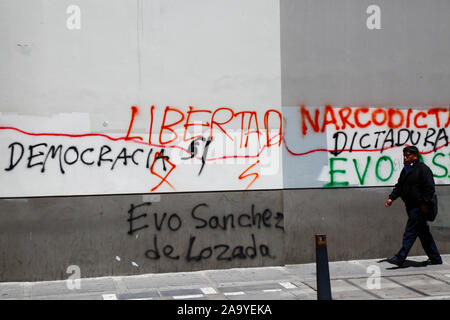 La Paz, Bolivien, 18. Oktober 2019. "Demokratie. Freiheit. Narco Dictator, keine Diktatur, Evo Sanchez de Lozada Graffiti an der Wand des Gebäudes im Zentrum von La Paz. Bolivien hat am 20. Oktober Präsidentschaftswahlen abgehalten, eine anschließende Untersuchung der OAS bestätigte eine große Anzahl von Unregelmäßigkeiten und präsident Evo Morales trat am 10. November zurück. Stockfoto