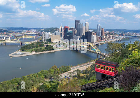 Blick auf die Skyline der Innenstadt von der Oberseite der Duquesne Incline Standseilbahn, Pittsburgh, Pennsylvania, USA Stockfoto