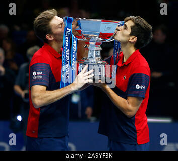 LONDON, VEREINIGTES KÖNIGREICH. NOVEMBER 17 Nicolas Mahut und Pierre-Hugues Herbert von Frankreich (Gewinner) pose mit ihren trophie nach Ihrem verdoppelt Championsh Stockfoto