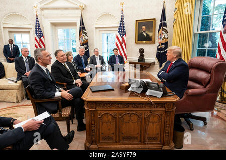 Präsident Donald J. Trumpf beteiligt sich an einem Arbeitsbesuch mit Generalsekretär der Organisation des Nordatlantikvertrags (NATO) Jens Stoltenberg Donnerstag, November 14, 2019, im Oval Office des Weißen Hauses. Stockfoto