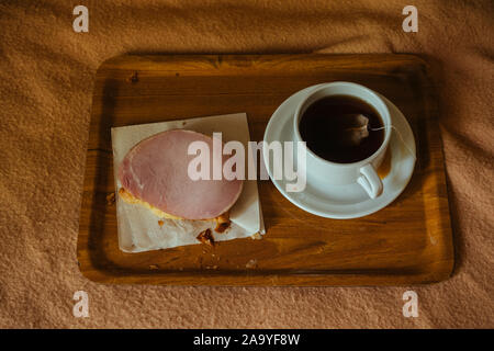 Weißes Brot Sandwich mit Summen und Salat mit Tee oder Kaffee in einem Hotel Stockfoto