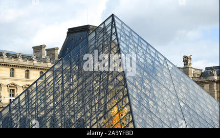 Paris, Frankreich - Oct 3, 2018. Glaspyramide des Louvre in Paris, Frankreich. Louvre war der weltweit meistbesuchten Art Museum, Empfangen von 10 Millionen besuchen Stockfoto