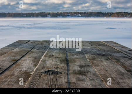 Arbeitsplatte mit Blick auf den Winter Lake. Winter Pavillon am Ufer eines zugefrorenen See. Stockfoto