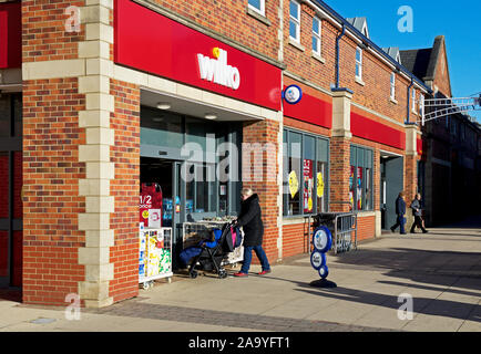 Shopper und Wilko store in Selby, North Yorkshire, England, Großbritannien Stockfoto