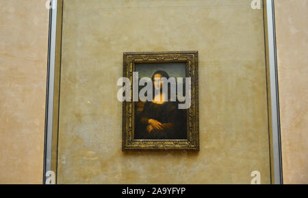 Paris, Frankreich - Oct 4, 2018. Mona Lisa von Leonardo Da Vinci im Louvre Museum in Paris, Frankreich. Die Malerei ist eine der weltweit bekanntesten. Stockfoto