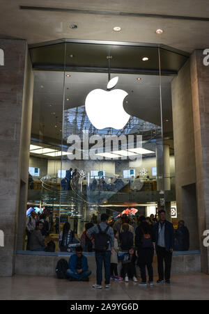 Paris, Frankreich - Oct 3, 2018. Apple Store im Carrousel du Louvre Shopping Mall in der Nähe der berühmten Louvre Museum. Stockfoto