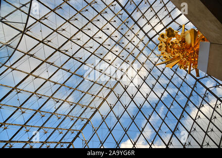 Paris, Frankreich - Oct 3, 2018. Glaspyramide des Louvre in Paris, Frankreich. Louvre war der weltweit meistbesuchten Art Museum, Empfangen von 10 Millionen besuchen Stockfoto