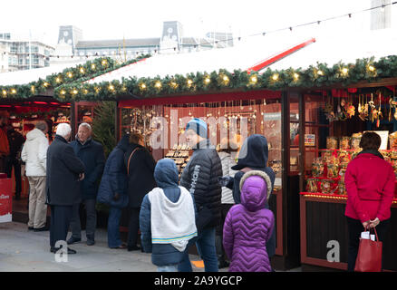 London, Großbritannien. Nov, 2019 18. Die Menschen genießen den Weihnachtsmarkt in Trafalgar Square London, es ist das erste Mal in einen Markt ein, in den Platz wurde. Credit: Keith Larby/Alamy leben Nachrichten Stockfoto