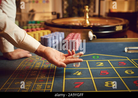 Croupier Hand deutete auf eine gewinnende Kombination des Roulette in einem Casino. Stockfoto