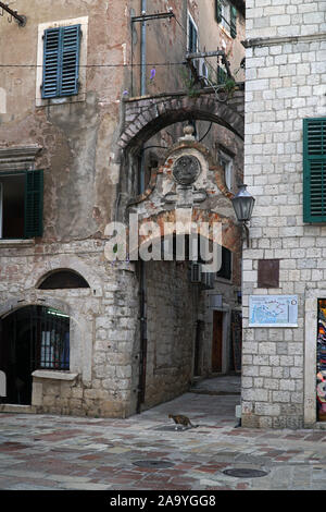 Eine alte Torbogen Eingang an einer ruhigen Straße in der Altstadt von Kotor, Montenegro Stockfoto