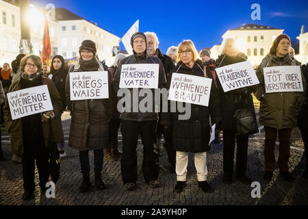 München, Deutschland. Nov, 2019 18. Eine Gruppe Proteste mit Zeichen mit den Inschriften' und dann. weinende Mütter', 'und dann. Kriegswaise', 'und dann. trauernden Vater', 'und dann. weinende Braut', 'und dann. Und "und dann." Tot oder Verstümmelt" gegen die Bundeswehr Gelöbnis im Münchner Hofgarten. Bei der Zeremonie im Hofgarten der Residenz, mehr als 200 Rekruten zu schwören, die Bundesrepublik Deutschland zu dienen, die Rechte und die Freiheit des deutschen Volkes treu und tapfer zu verteidigen. Credit: Matthias Balk/dpa/Alamy leben Nachrichten Stockfoto