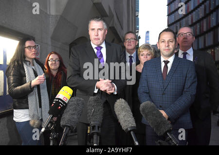 DCI Dave Whellams (Mitte) spricht außerhalb des Old Bailey in London, nach Svenson Ong-a-Kwie, 19, und 17-jährige Arron Isaacs, bei dem Gericht für den Mord an 17-year-old Girl Scout Jodie Chesney verurteilt wurden. Stockfoto