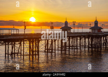 Blackpool, Lancashire. UK Wetter. Nov, 2019 18. Sonnenuntergang als Stare versammeln sich in Blackpool unter der North Pier zu Roost. Diese erstaunlichen Vögel auf einem atemberaubenden Flug Anzeige bei einer nur einer Handvoll Ihre bevorzugten Websites in ganz Großbritannien. Die riesige Schwärme von Staren, deren Zahl auf 60.000 geschätzt werden, sind durch die wandernden Herden aus dem kalten Kontinent verbunden. Credit: MediaWorld Images/Alamy leben Nachrichten Stockfoto