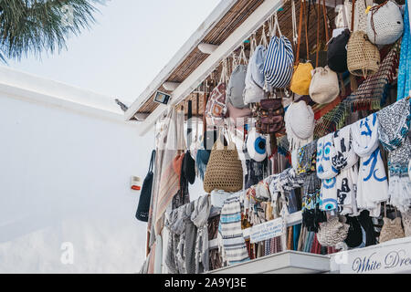 Hora, Griechenland - 20. September 2019: Vielfalt der lokalen Handwerk Taschen zum Verkauf an eine Straße in Hora (Mykonos Stadt), die Hauptstadt der Insel und einer der Abschaltdruck Stockfoto