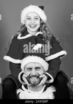 Glückliche Kindheit. Weihnachten Urlaub für die ganze Familie. Vater Weihnachten Konzept. Machen Sie Urlaub zu etwas ganz Besonderem. Weihnachten gemeinsam feiern. Weihnachten Familie Tradition. Vati in Santa Kostüm und Tochter cute kid. Stockfoto