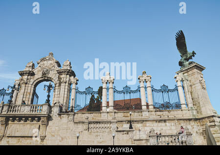 Budapest, Ungarn - Nov 6, 2019: Statue der mythologischen Vogel Turul und historische Treppe in den Innenhof der Burg von Buda. Die Ungarische Nationale Symbol und kulturelles Erbe. Stockfoto