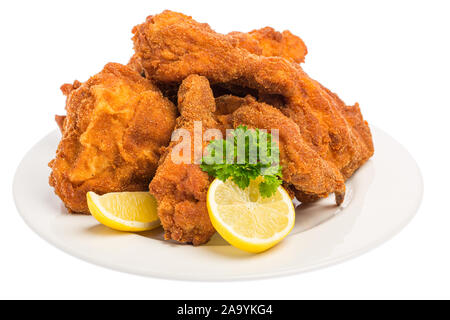 Große platte mit vielen Fried Chicken Stücke mit Zitronenscheiben und Petersilie auf weißem Hintergrund Stockfoto