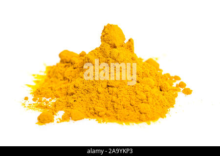 Haufen von curcuma/Gelbwurz Pulver auf weißem Hintergrund Stockfoto