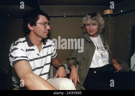 16. Juli 1993 während der Belagerung von Sarajevo: Hilary Brown (ABC News Korrespondent) und Bruno Sylvestre (ABC News Produzent) Reisen in der Rückseite des ABC News gepanzerte Land Rover. Stockfoto