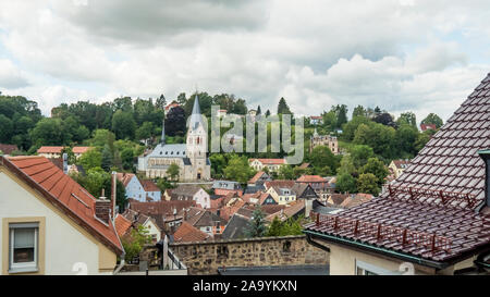 Kulmbach 2019. Panorama der Stadt mit der Katholischen Kirche der Madonna gewidmet. Die Kirche, von seiner erhöhten Position, dominiert die gesamte ur Stockfoto