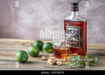 Kharkov, Ukraine - Mar 01, 2018: Captain Morgan rum Flasche. Captain Morgan ist eine Marke der Rum und der zweitgrößte Hersteller von Spirituosen in den Vereinigten Staaten Stockfoto