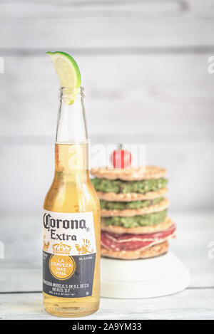 Kharkov, Ukraine - April 05, 2017: Flasche Corona Extra Bier mit knäckebrot Sandwich. Corona ist eine der meistverkauften Bieren weltweit. Stockfoto