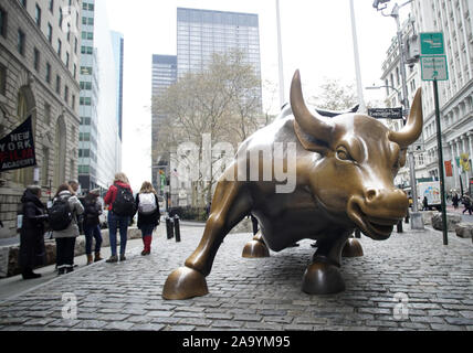 New York, Vereinigte Staaten. Nov, 2019 18. Die Wall Street laden Stier Bronze Skulptur steht in Bowling Green im Financial District in Manhattan in New York City am Montag, den 18. November 2019. NYC Pläne iconic Wall Street Bull Statue zu bewegen und es wird angeblich irgendwo in der Nähe der New Yorker Börse platziert werden. Foto von John angelillo/UPI Quelle: UPI/Alamy leben Nachrichten Stockfoto