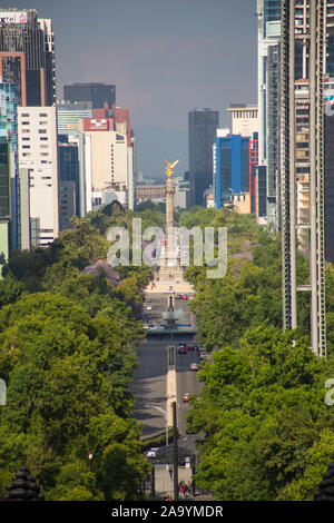 Bau des Wolkenkratzers in Mexico City und Unabhängigkeit Engel Denkmal. Stockfoto