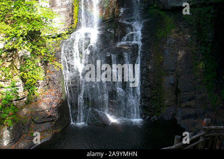 Bushkill Falls ist ein kleiner Wasserfall in Bushkill, Pennsylvania, in der Nähe des Delaware River-01 Stockfoto