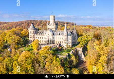 Drone Schuß von Schloss Marienburg südlich von Hannover, auf dem Mt Marienberg oben Leine, herbstliches Laub, Deutschland Stockfoto