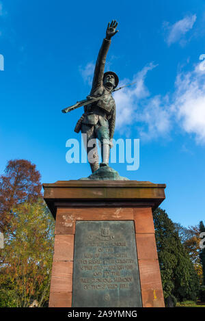 Weltkrieg ein Denkmal in Bridgnorth Stadtpark mit Bronze Statue von Soldaten zeigend Stockfoto