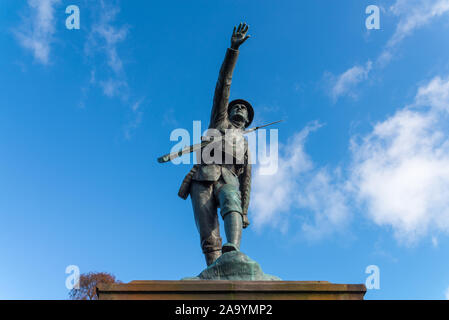 Weltkrieg ein Denkmal in Bridgnorth Stadtpark mit Bronze Statue von Soldaten zeigend Stockfoto