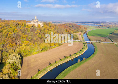 Schloss Marienburg südlich von Hannover, auf dem Mt Marienberg oben Leine, herbstliches Laub, Deutschland Stockfoto