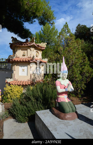 Tiered Pagode & buddhistische Skulpturen in der Vietnamesischen buddhistischen Pagode oder Pagode Phap Hoa, gegründet 1978, in Marseille Frankreich Stockfoto