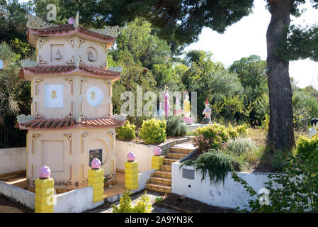 Tiered Pagode & buddhistische Skulpturen in der Vietnamesischen buddhistischen Pagode oder Pagode Phap Hoa, gegründet 1978, in Marseille Frankreich Stockfoto