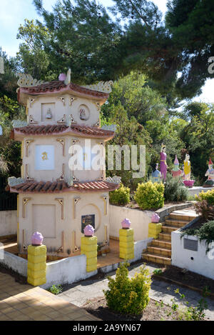 Tiered Pagode & buddhistische Skulpturen in der Vietnamesischen buddhistischen Pagode oder Pagode Phap Hoa, gegründet 1978, in Marseille Frankreich Stockfoto