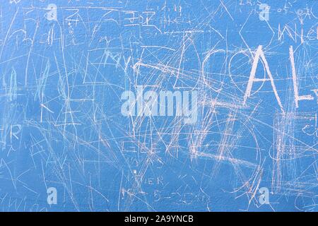 In der Nähe von weißen Doodle scratch Schreiben auf Blau Metall oberfläche Stockfoto