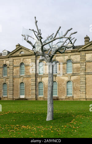 Wege zu verabschieden, Artwork von Ariel Schlesinger, auf dem Gelände des Compton Verney House, Warwickshire, Großbritannien; Baum mit Glasscherben in den Niederlassungen. Stockfoto