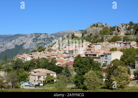 Blick auf das Dorf Aiguines mit Saint Peter's Kapelle, oder Chapelle Saint-Pierre, auf den Felsen über dem Dorf, Var, Provence, Frankreich Stockfoto