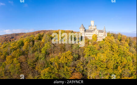 Panoramaa drone Schuß von Schloss Marienburg südlich von Hannover, auf dem Mt Marienberg oben Leine, herbstliches Laub, Deutschland Stockfoto