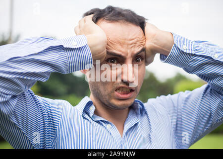 Betont man verärgert frustriert blur Hintergrund. Stockfoto